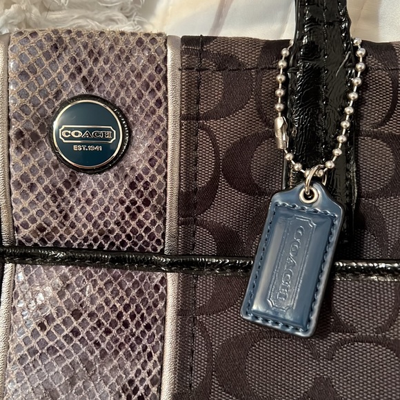 Classic black and grey snake skin accent - Picture 2 of 6